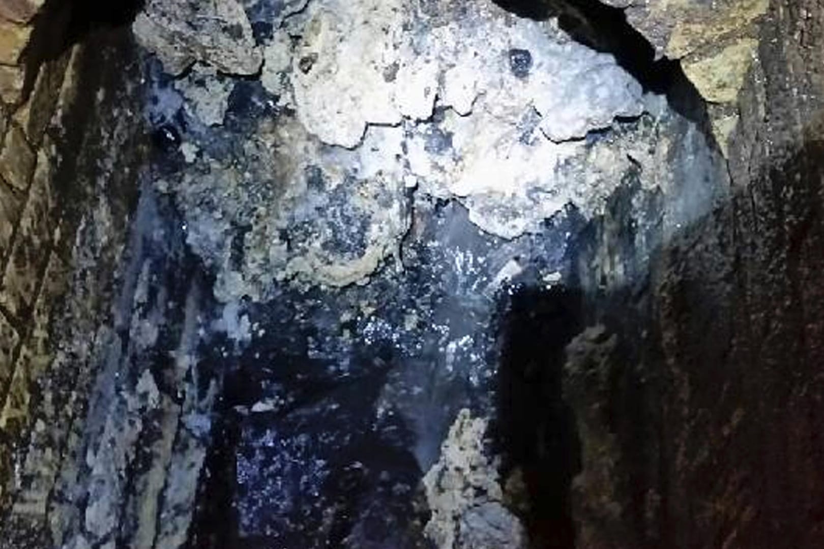 Ein riesiger 130 Tonnen schwerer Fettberg verstopft einen Abwasserkanal in Whitechapel (London).