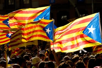 Tausende Demonstranten tragen die katalonische Flaggen durch die Straßen bei dem Protest für die Unabhängigkeit der Region.