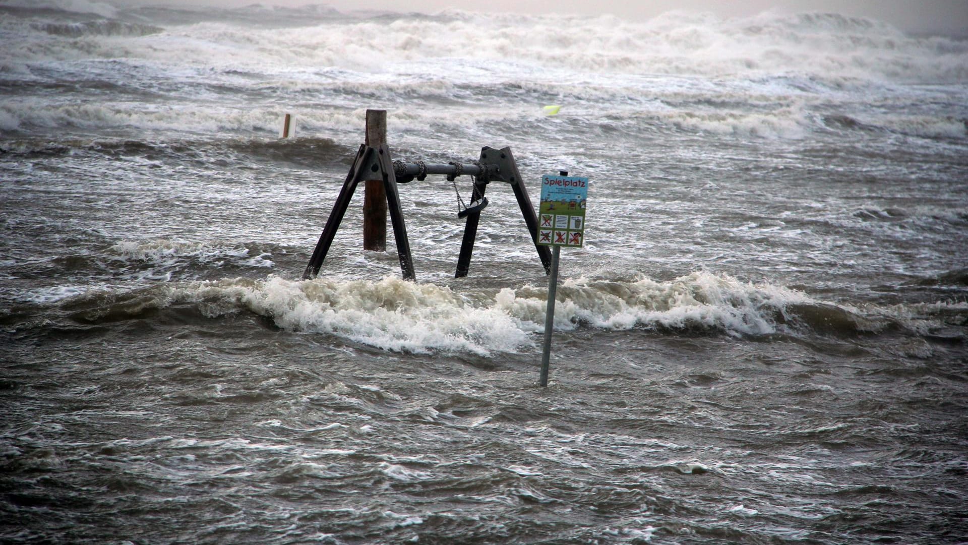 Eine Sturmflut überschwemmt den Strand von St. Peter-Ording (Schleswig-Holstein).