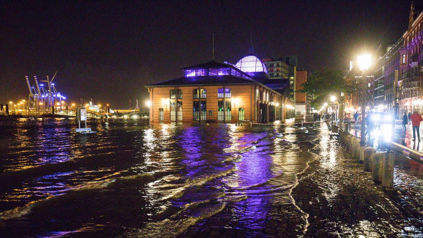 Sturmflut in Hamburg: Orkan "Sebastian" hat am späten Mittwochabend den Fischmarkt im Hamburger Stadtteil St. Pauli unter Wasser gesetzt.