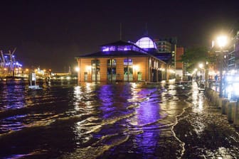 Sturmflut in Hamburg: Orkan "Sebastian" hat am späten Mittwochabend den Fischmarkt im Hamburger Stadtteil St. Pauli unter Wasser gesetzt.