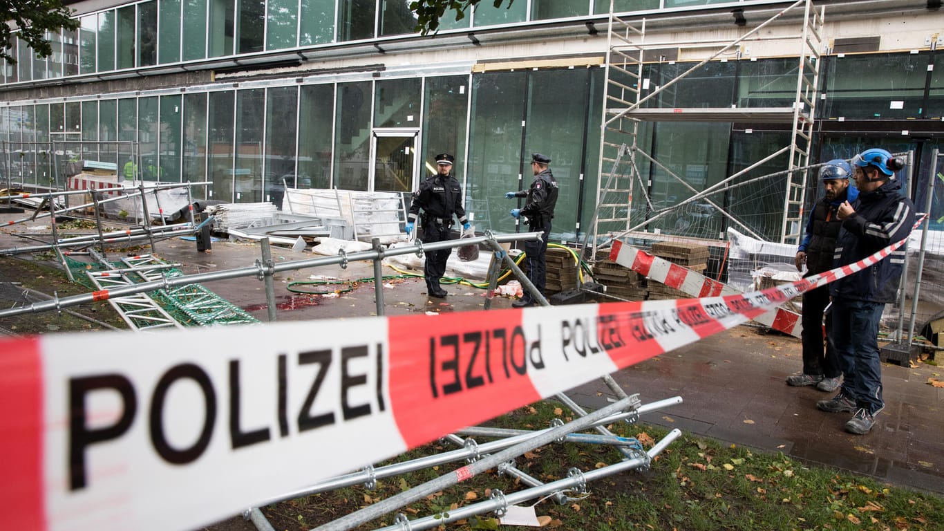 Ein umgestürztes Baugerüst hat am Mittwoch einen Passanten in der Hamburger Innenstadt unter sich begraben und tödlich verletzt.