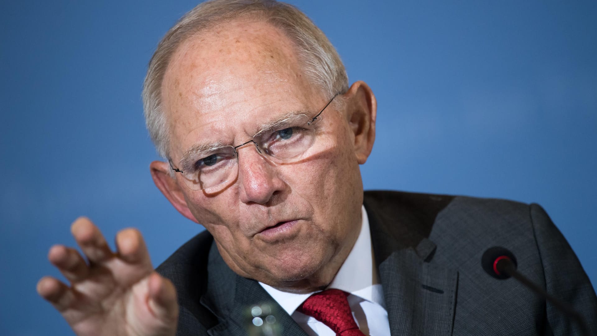 Wolfgang Schäuble zur Ausweitung der Eurozone: Vergemeinschaftung von Schulden ist "Gift für Europa Wolfgang Schäuble zur Ausweitung der Eurozone: Vergemeinschaftung von Schulden ist "Gift für Europa