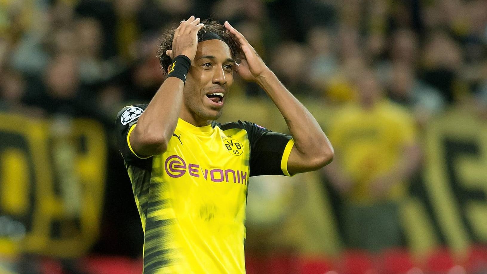 Abseits: BVB-Stürmer Pierre-Emerick Aubameyang kann die Entscheidung kaum fassen.