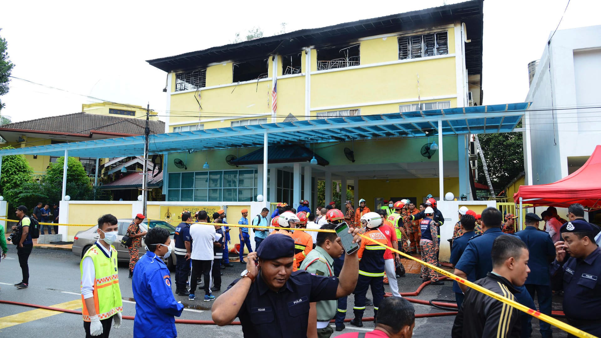In einer Religioinsschule in Kuala Lumpur brach ein Feuer aus – nur wenige Menschen konnten gerettet werden. In einer Religioinsschule in Kuala Lumpur brach ein Feuer aus – nur wenige Menschen konnten gerettet werden.