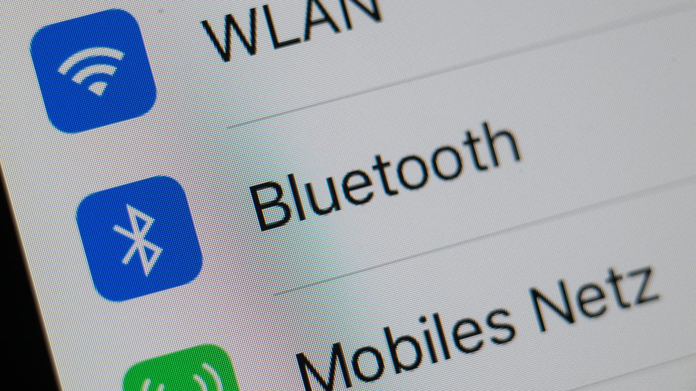 Bluetooth sollte immer nur aktivi sein, wenn die Funkschnittstelle auch wirklich gebraucht wird. Das gilt auch für WLAN.