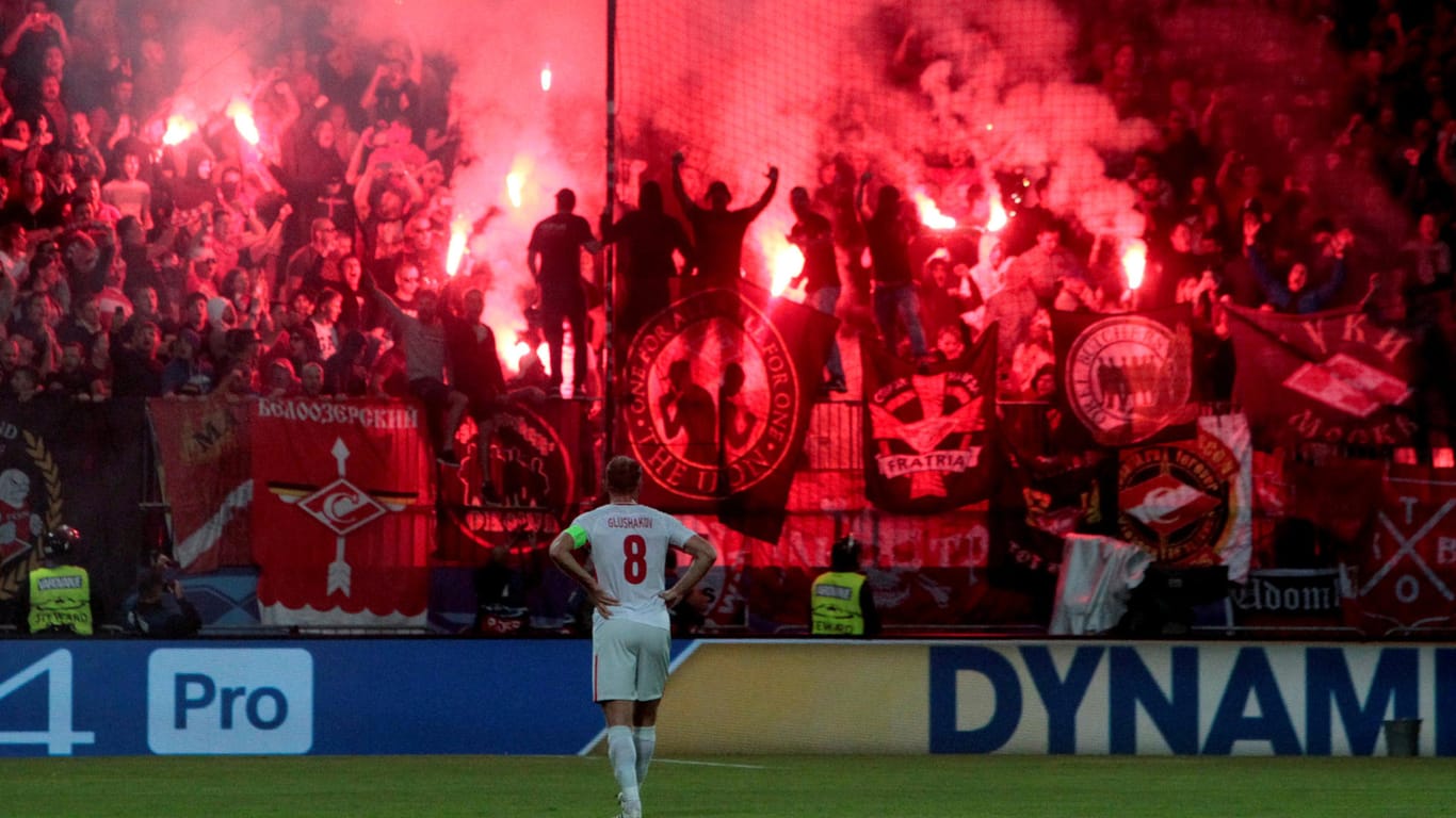 Fans von Spartak Moskau brennen Pyro-Technik beim Spiel in Maribor ab.