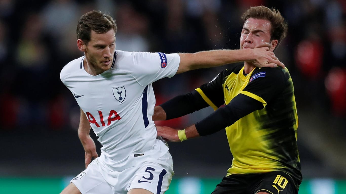 Jan Verthongen trifft Mario Götze mit dem Arm im Gesicht, im Anschluss kassiert der Tottenham-Profi die Gelb-Rote Karte.