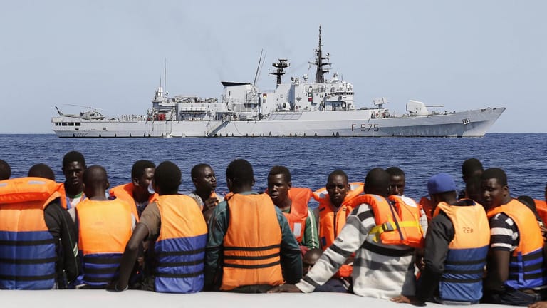 Bei der EU-Operation "Sophia" von der Marine im Mittelmeer gerettete Flüchtlinge. (Archiv, 2015)