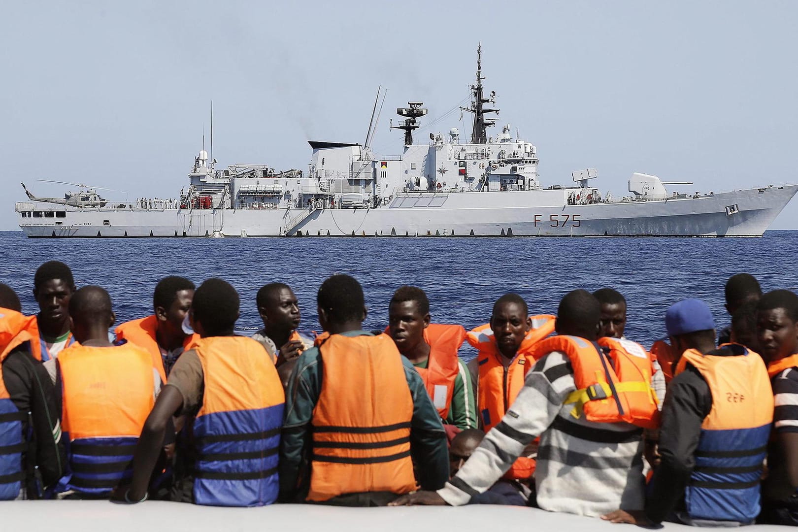 Bei der EU-Operation "Sophia" von der Marine im Mittelmeer gerettete Flüchtlinge. (Archiv, 2015)