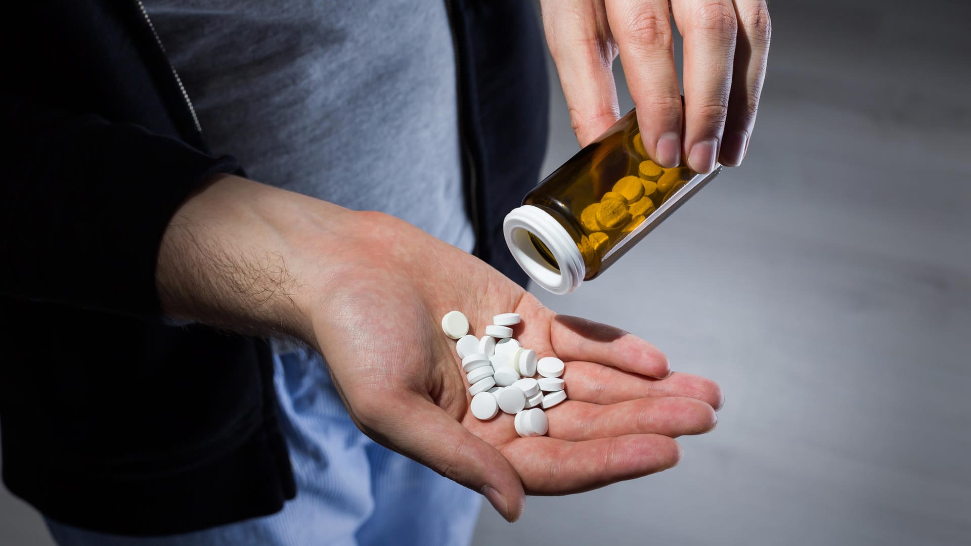 Mann hält Tabletten in der Hand Mann hält Tabletten in der Hand