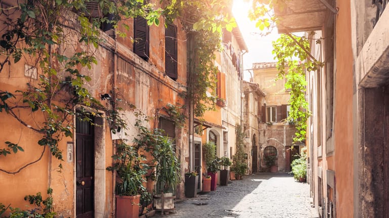 Ganz gleich wo man in Trastevere abbiegt – Besucher erwarten pittoreske Gässchen mit malerischen Fassaden.