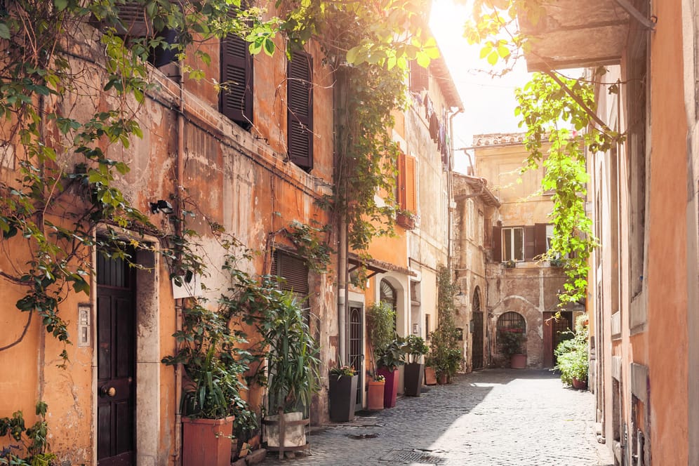 Ganz gleich wo man in Trastevere abbiegt – Besucher erwarten pittoreske Gässchen mit malerischen Fassaden.