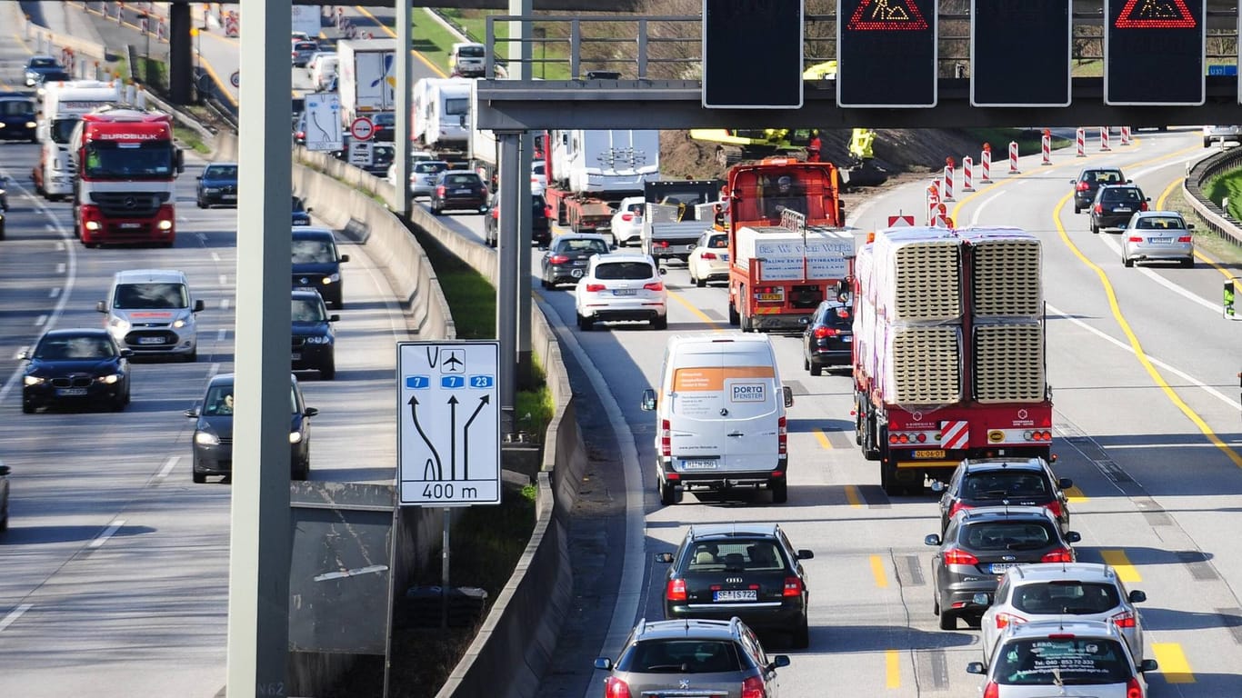 Stau auf der Autobahn durch Baustellen am 13.04.2015 in Hamburg.