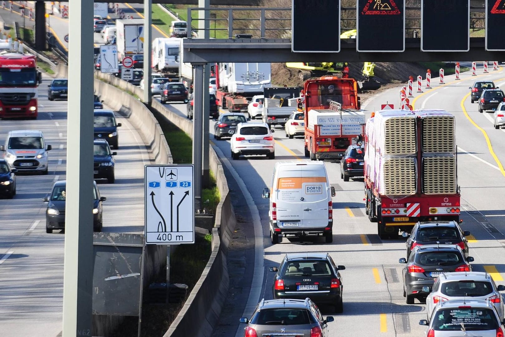 Stau auf der Autobahn durch Baustellen am 13.04.2015 in Hamburg.