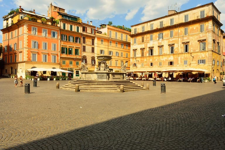 Annette Schavan liebt die Stille am Morgen auf der Piazza Santa Maria in Trastevere, abends hingegen wimmele es hier nur so vor Touristen in diesem Stadtviertel Roms..