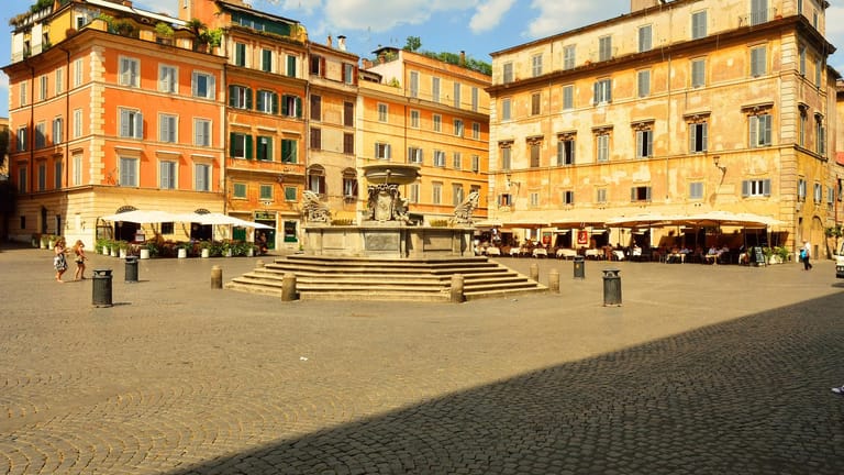 Annette Schavan liebt die Stille am Morgen auf der Piazza Santa Maria in Trastevere, abends hingegen wimmele es hier nur so vor Touristen in diesem Stadtviertel Roms..