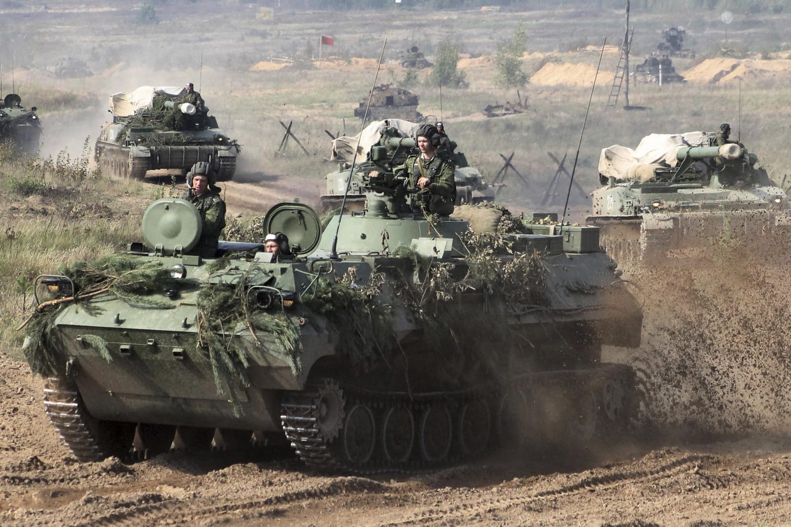 Weißrussische Militärfahrzeuge fahren in Weißrussland durch unwegsames Gelände. Russland und Weißrussland halten ein gemeinsames Truppenmanöver an der Grenze zum Baltikum und Polen ab.