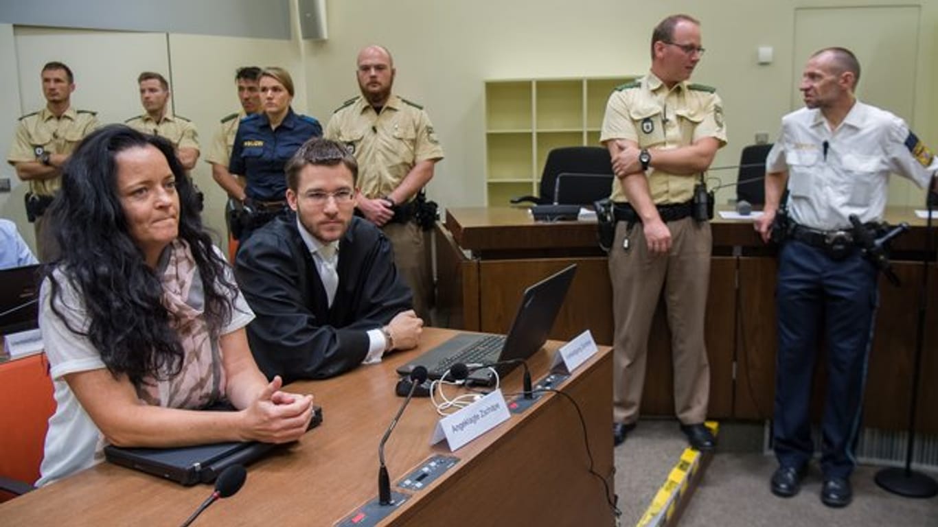 Die Angeklagte Beate Zschäpe sitzt im Gerichtssaal im Oberlandesgericht in München neben ihrem Anwalt Mathias Grasel.