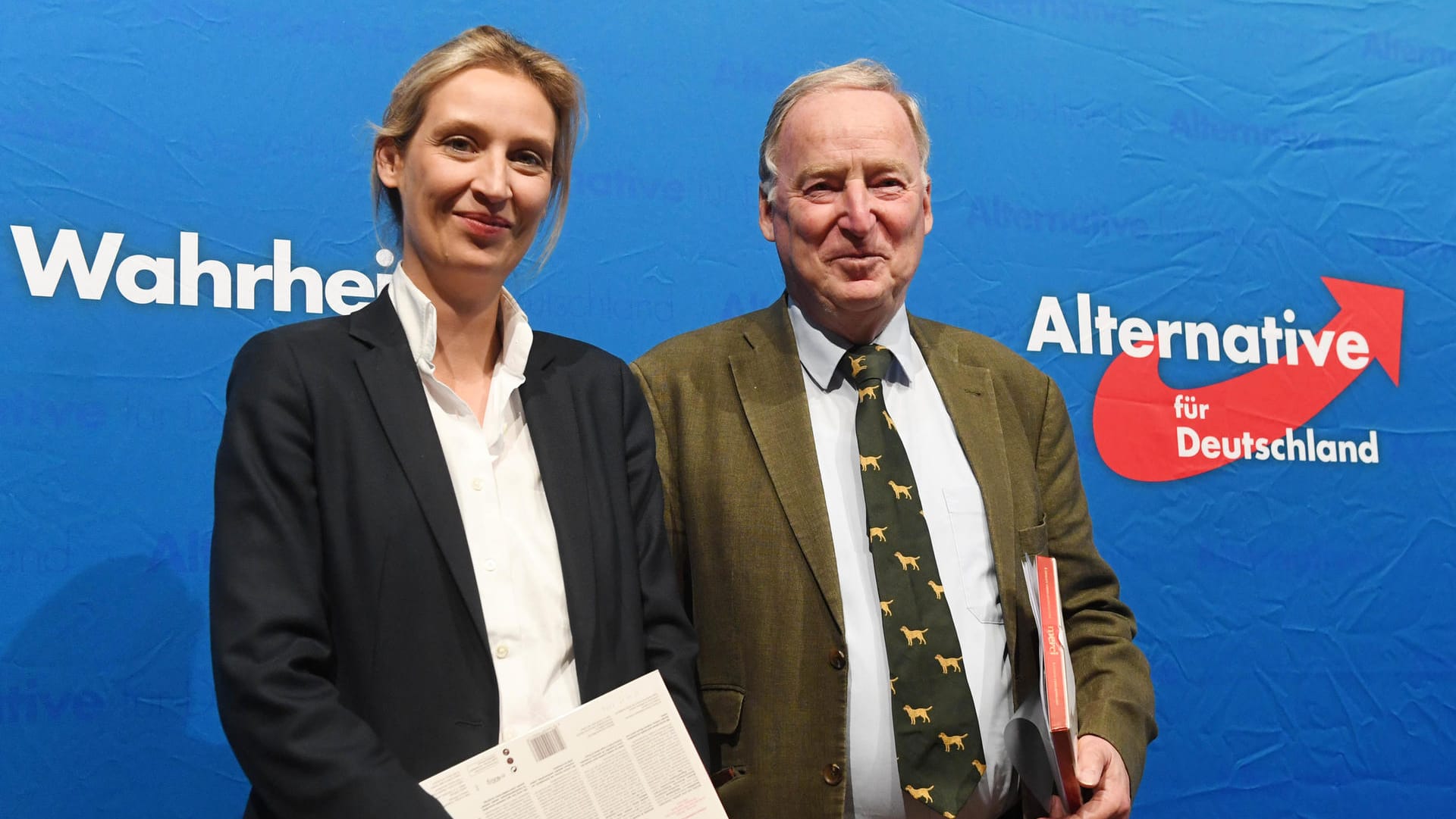 Die Spitzenkandidaten Alice Weidel und Alexander Gauland posieren bei einem Landesparteitag der AfD für die Fotografen.