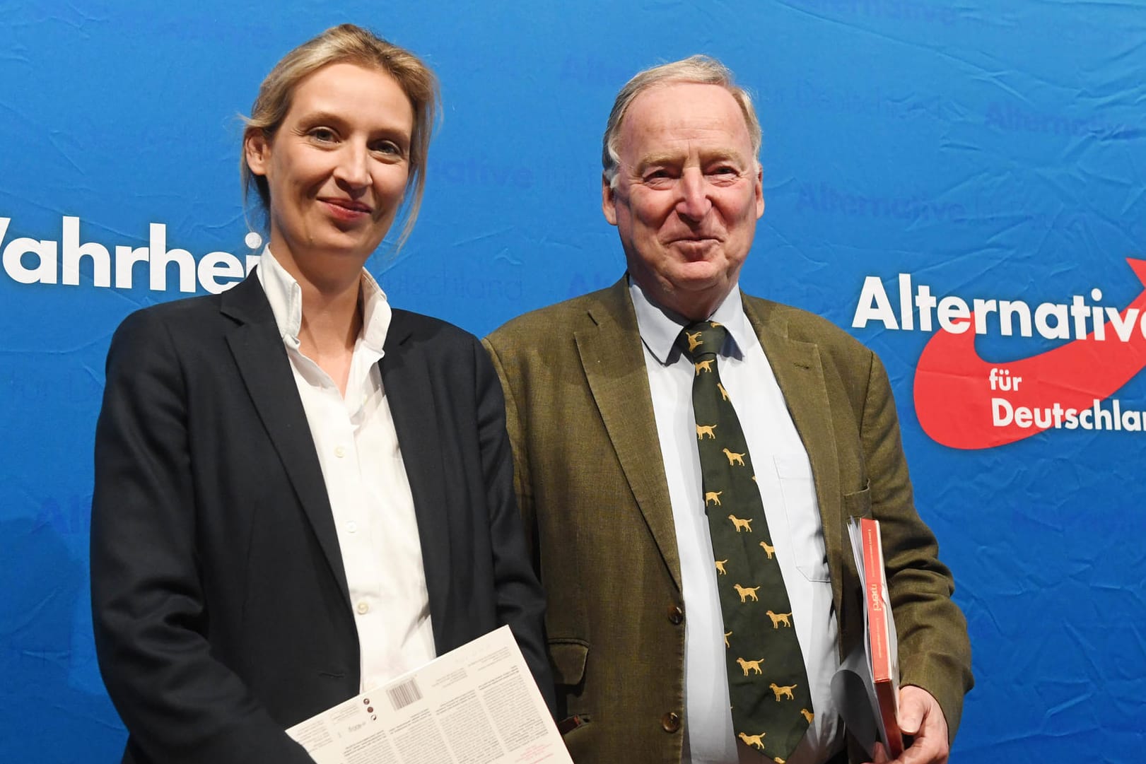 Die Spitzenkandidaten Alice Weidel und Alexander Gauland posieren bei einem Landesparteitag der AfD für die Fotografen.