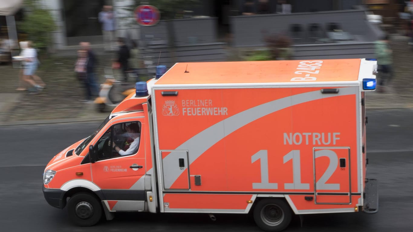 Die Berliner Feuerwehr ist mit 70 Einsatzkräften ausgerückt – darunter Spezialkräfte für Giftgasfälle.