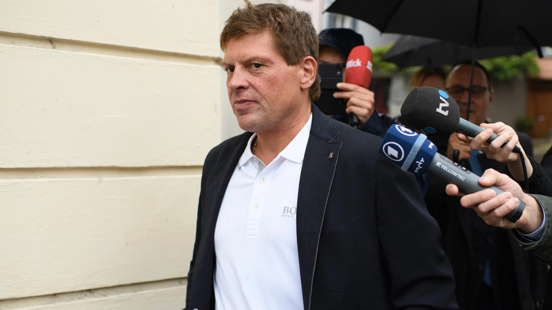 Jan Ullrich auf dem Weg zur Verhandlung im Rathaus in Weinfelden.