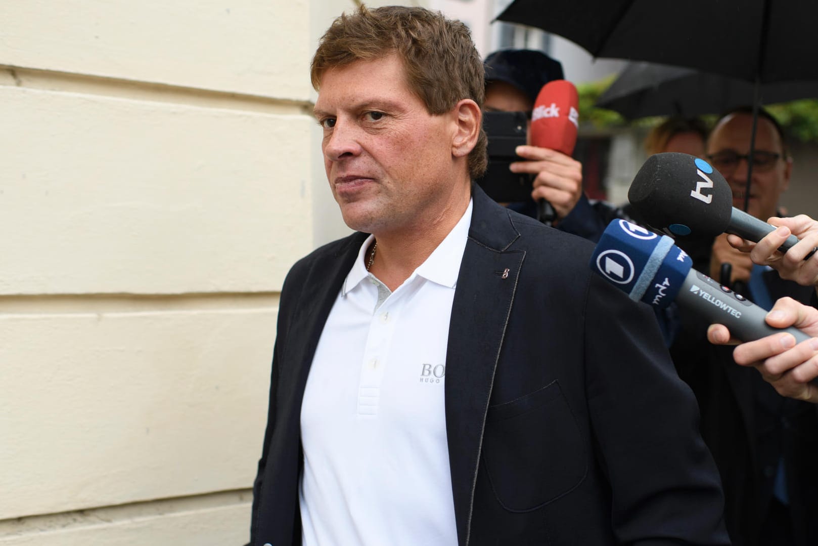 Jan Ullrich auf dem Weg zur Verhandlung im Rathaus in Weinfelden.