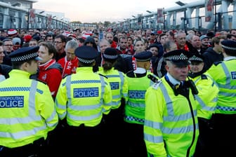 Londoner Polizei vor den Kölner Fans um das Emirates Stadium.