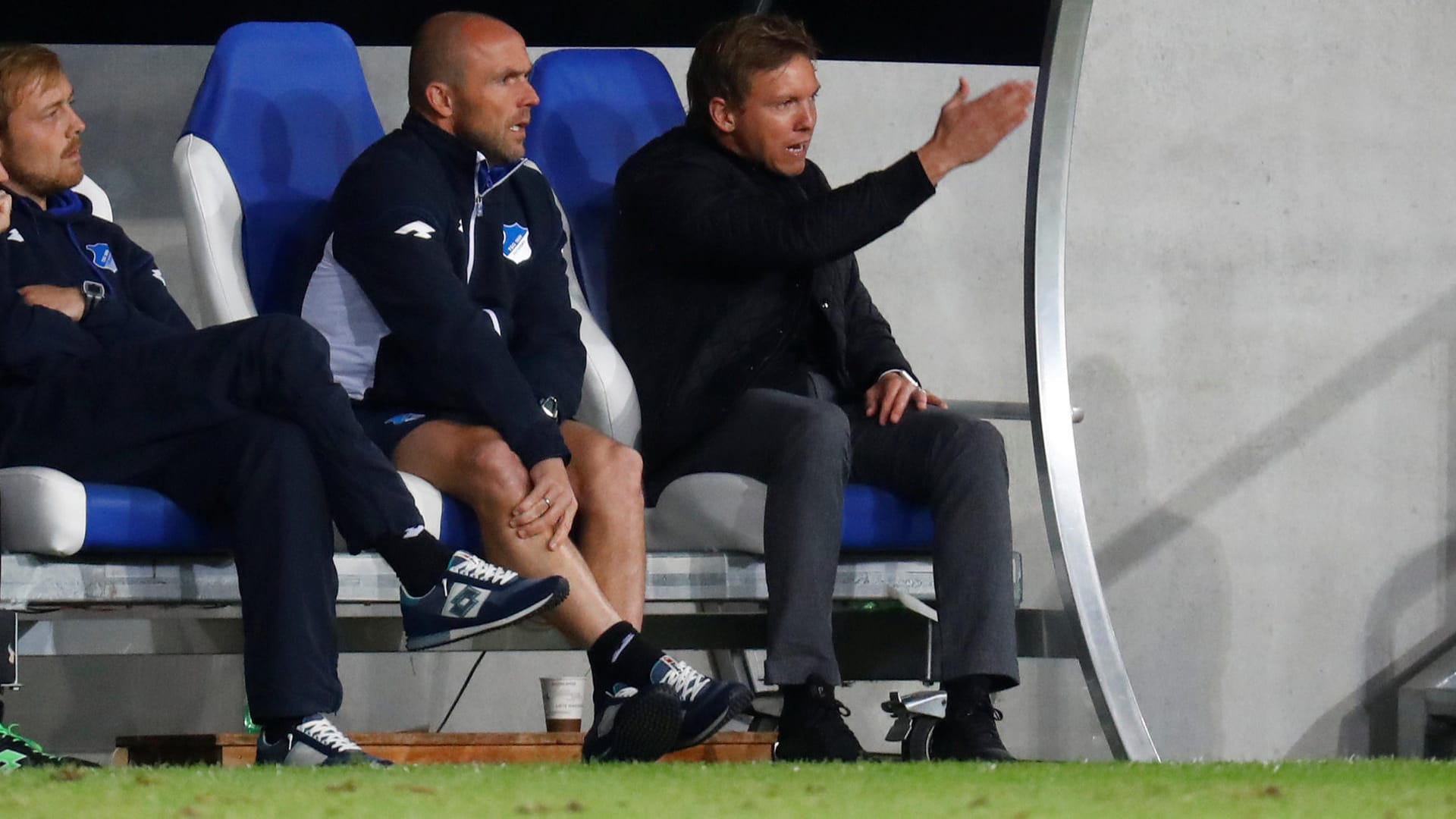 Trainer Julian Nagelsmann (r.) startete mit seinen Hoffenheimern mit einer Niederlage in die Europa-League-Saison.