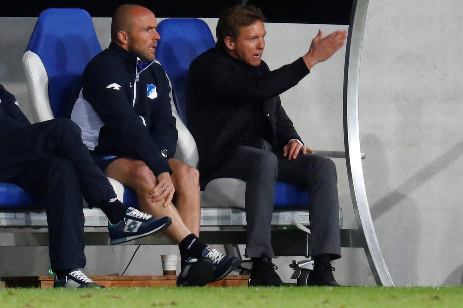 Trainer Julian Nagelsmann (r.) startete mit seinen Hoffenheimern mit einer Niederlage in die Europa-League-Saison.