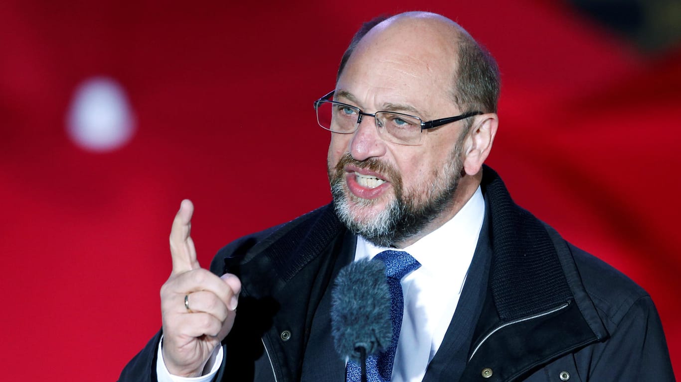 Martin Schulz gibt sich bei einer Kundgebung auf dem Marienplatz in München kämpferisch.
