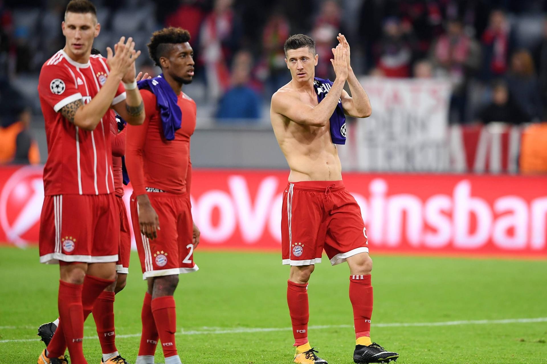 Kingsley Coman, Thiago Alcantara und Robert Lewandowski nach dem Spiel gegen RSC Anderlecht.