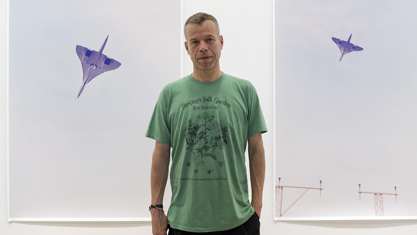 Wolfgang Tillmans steht bei einer Ausstellungs-Eröffnung in der Schweiz vor seinem Bild "Concorde".