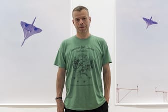 Wolfgang Tillmans steht bei einer Ausstellungs-Eröffnung in der Schweiz vor seinem Bild "Concorde".