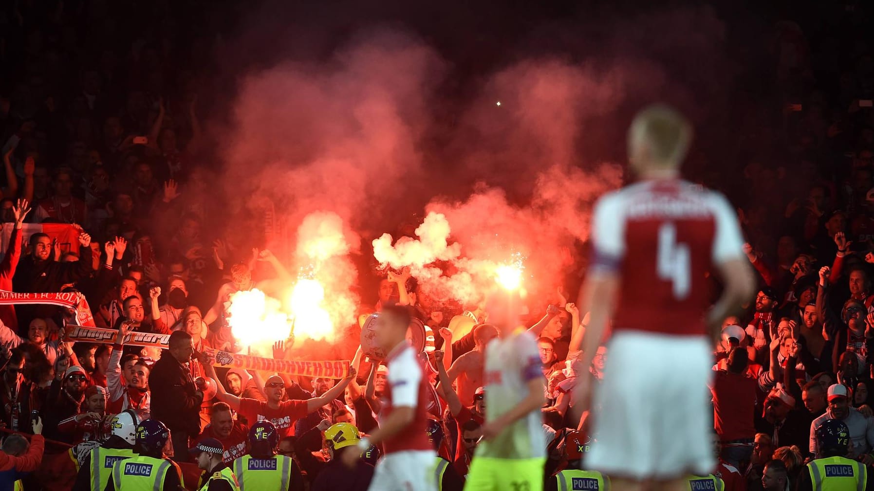 Kölner Fans zündeten während der Partie mehrfach Pyro-Technik.