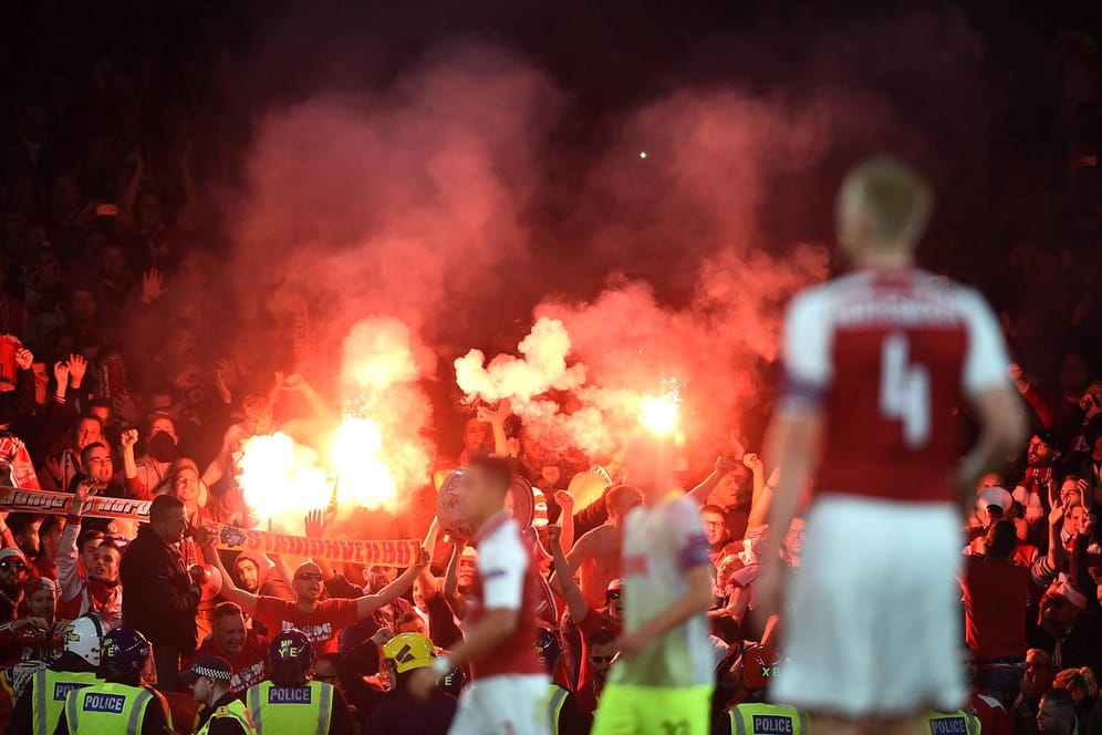 Kölner Fans zündeten während der Partie mehrfach Pyro-Technik.