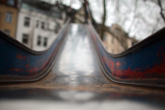 Laut einer US-Untersuchung steigt das Risiko eines Beinbruchs, wenn Kleinkinder auf dem Schoß eines Erwachsenen rutschen statt alleine.