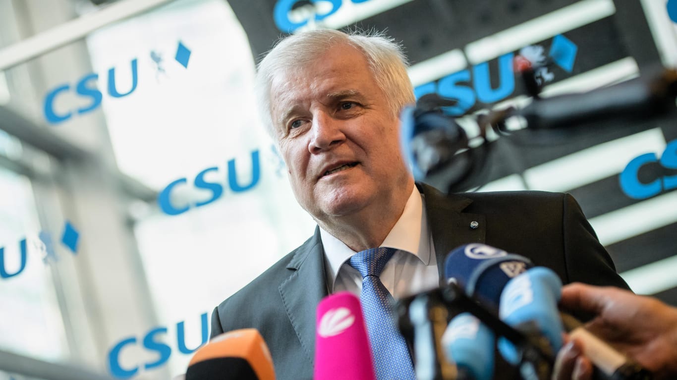 Der bayerische Ministerpräsident Horst Seehofer gibt im Vorfeld einer CSU-Vorstandssitzung in der Parteizentrale in München ein Interview.