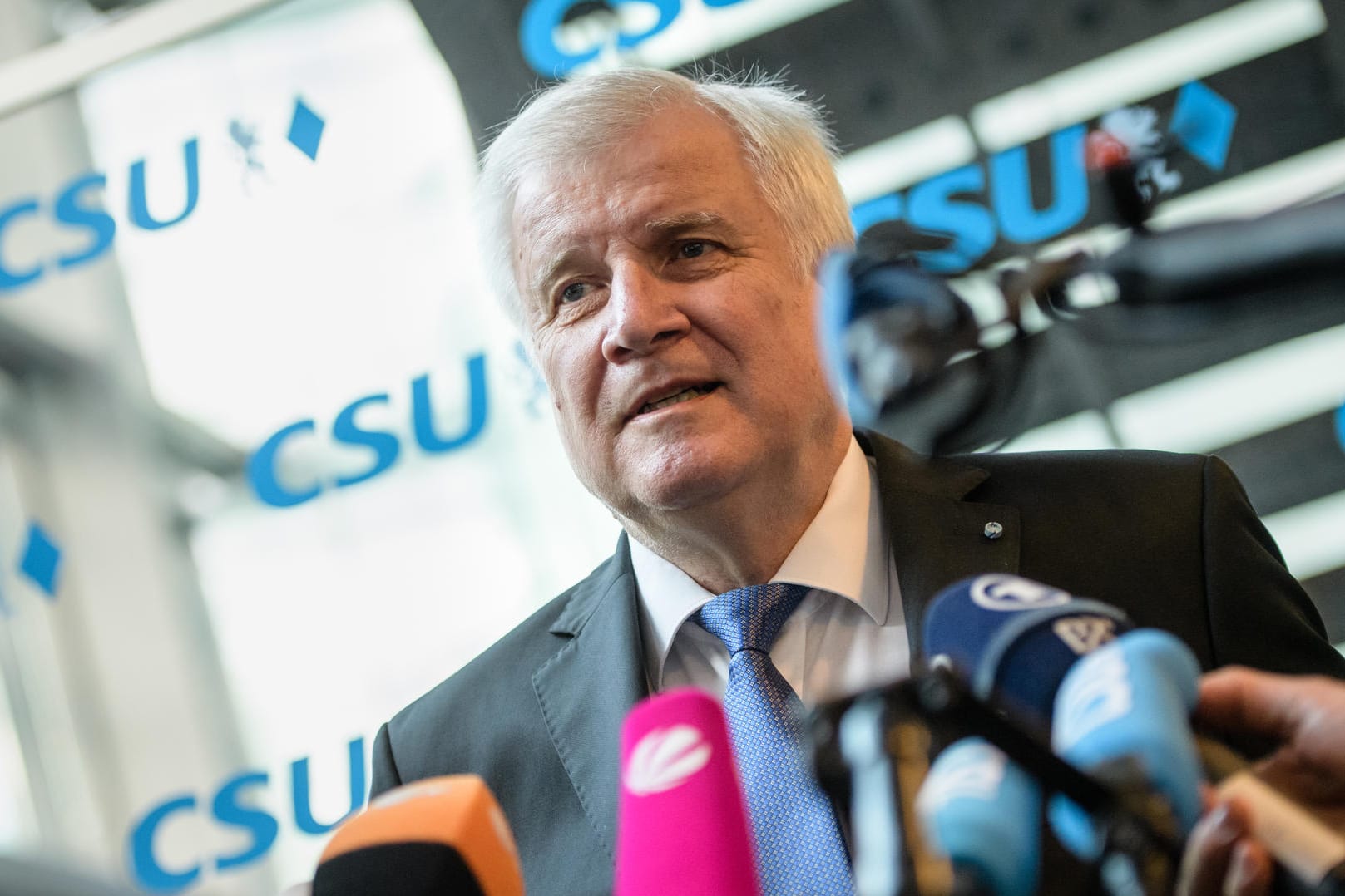 Der bayerische Ministerpräsident Horst Seehofer gibt im Vorfeld einer CSU-Vorstandssitzung in der Parteizentrale in München ein Interview.