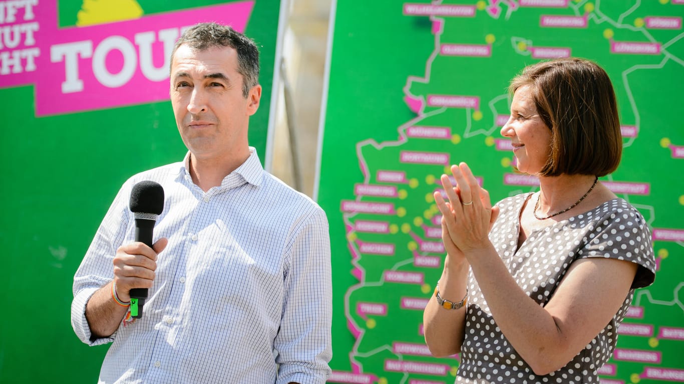 Die beiden Spitzenkandidaten Cem Özdemir und Katrin Göring-Eckardt sprechen im August in Berlin bei einer Auftaktveranstaltung ihrer Wahlkampftour durch Deutschland.