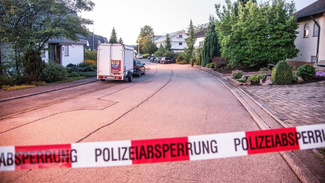Eine Polizeiabsperrung in Villingendorf sichert das Wohnhaus, wo ein Mann, eine Frau und ein sechsjähriger Junge erschossen worden sind.