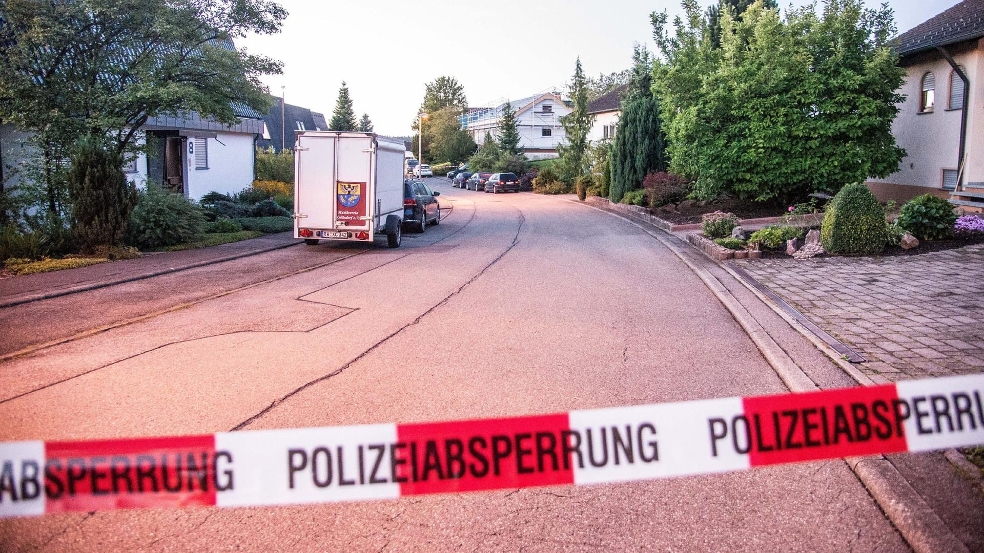 Eine Polizeiabsperrung in Villingendorf sichert das Wohnhaus, wo ein Mann, eine Frau und ein sechsjähriger Junge erschossen worden sind. Eine Polizeiabsperrung in Villingendorf sichert das Wohnhaus, wo ein Mann, eine Frau und ein sechsjähriger Junge erschossen worden sind.
