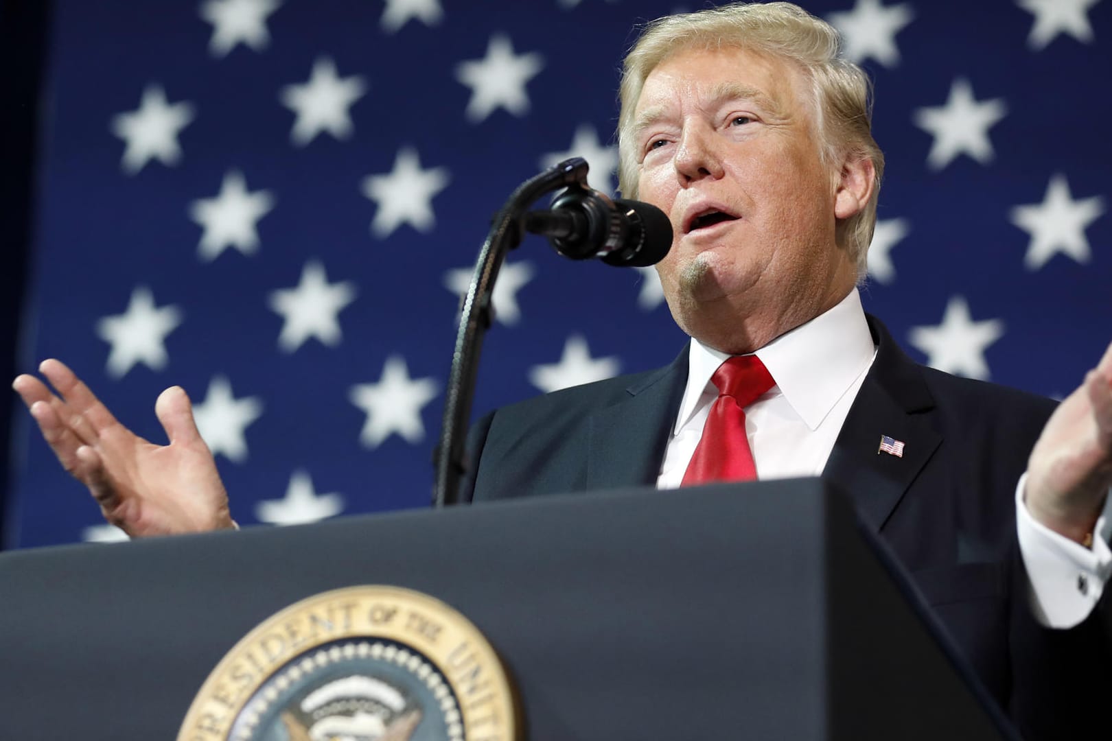 In einer Erklärung distanzierte sich US-Präsident Donald Trump mittlerweile von rechter Gewalt und verurteilte Rassismus.