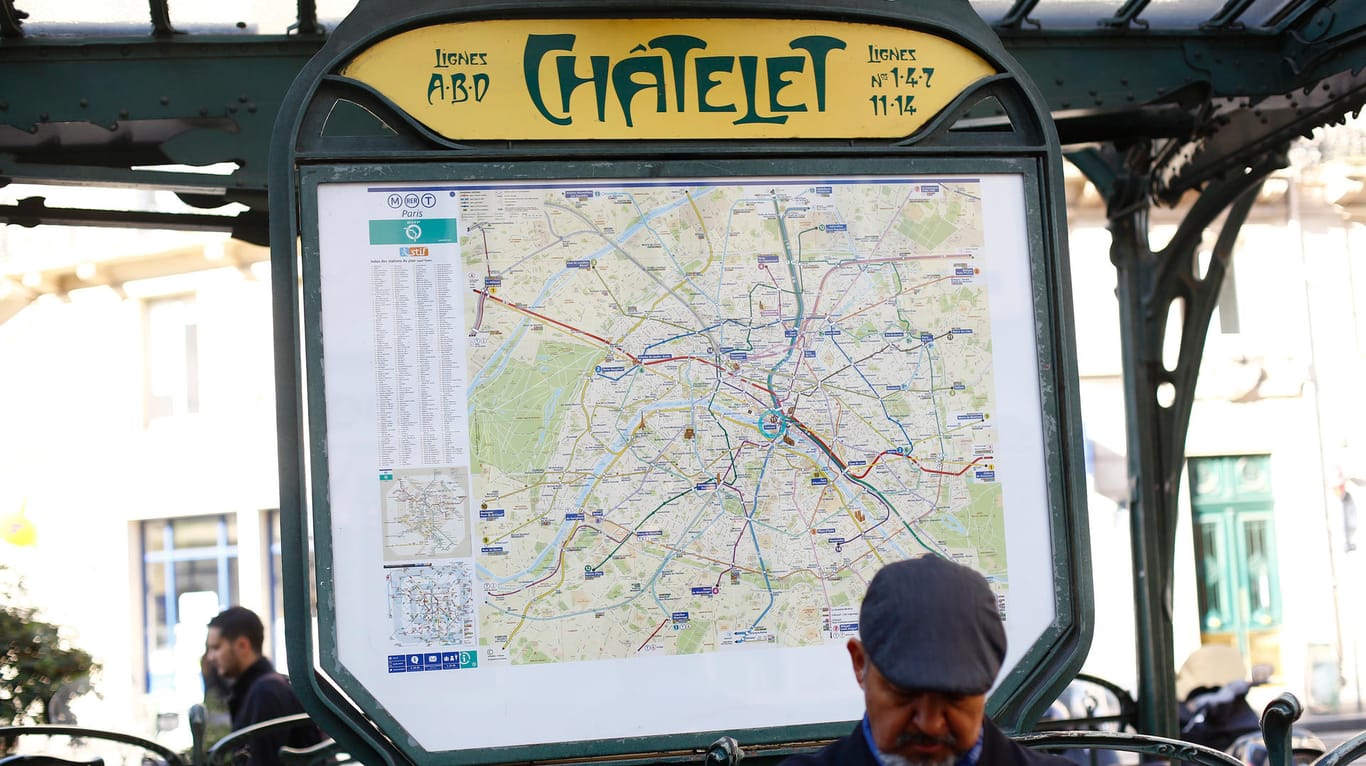 An der Station "Chatelet" in Paris ist ein Soldat mit einem Messer attackiert worden. Niemand wurde verletzt.