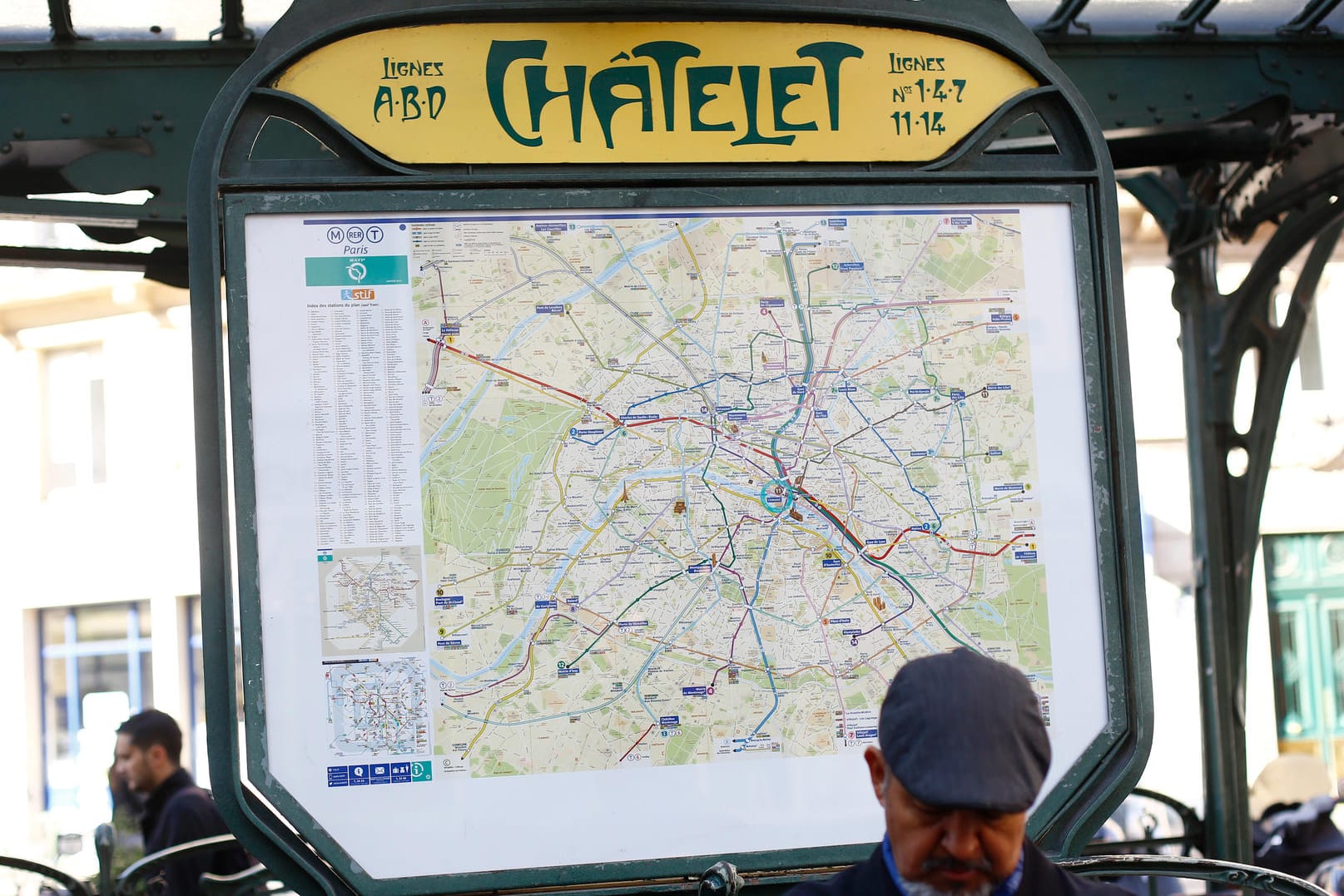 An der Station "Chatelet" in Paris ist ein Soldat mit einem Messer attackiert worden. Niemand wurde verletzt.