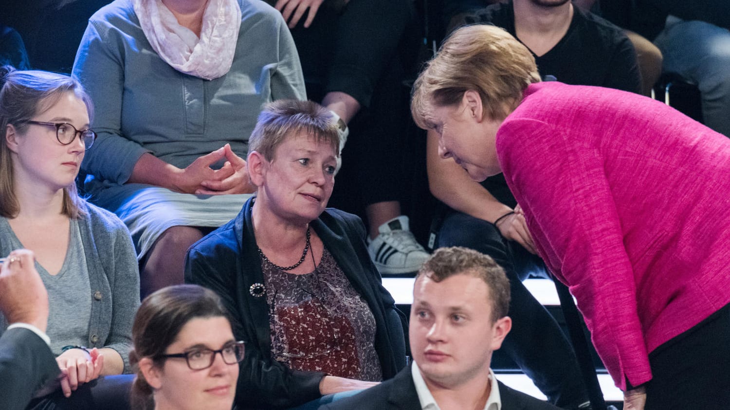 Bundeskanzlerin Angela Merkel (CDU) und die Gebäudereinigerin Petra Vogel in der ZDF-Sendung «Klartext, Frau Merkel!".