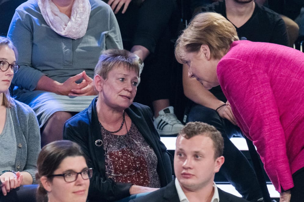 Bundeskanzlerin Angela Merkel (CDU) und die Gebäudereinigerin Petra Vogel in der ZDF-Sendung «Klartext, Frau Merkel!".