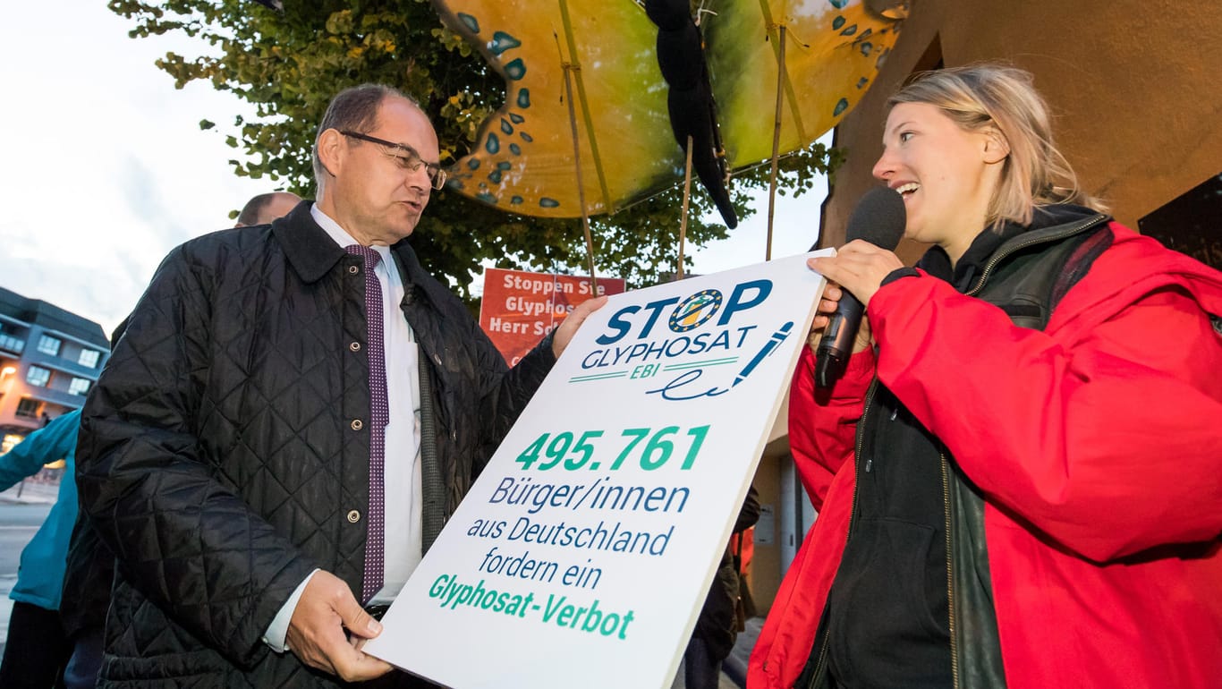Bundesagrarminister Christian Schmidt (CSU) nahm am 14.09.2017 in Neustadt an der Aisch (Bayern) eine Kampagne mit fast 500.000 Unterschriften gegen den Einsatz von Glyphosat von Maria Lohbeck vom Kampagnennetzwerk Campact entgegen.