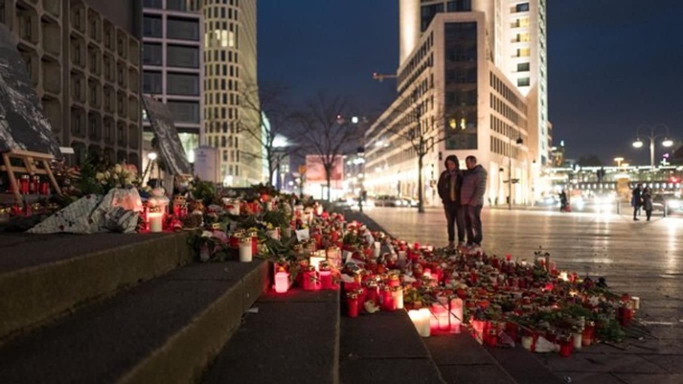 Gedenkkerzen und Blumen nach dem Anschlag auf dem Breitscheidplatz.